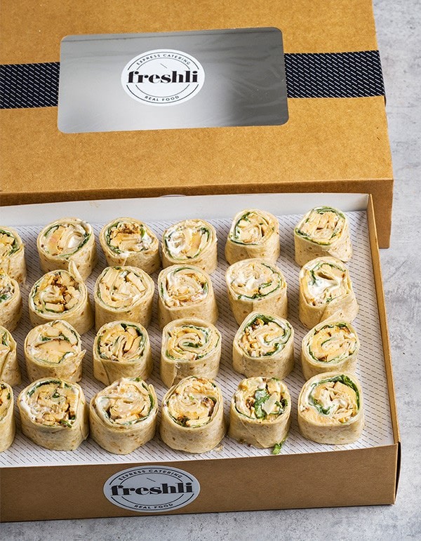 Box de 24 unidades de wrap roll César: pollo adobado, parmesano, rúcula y salsa César