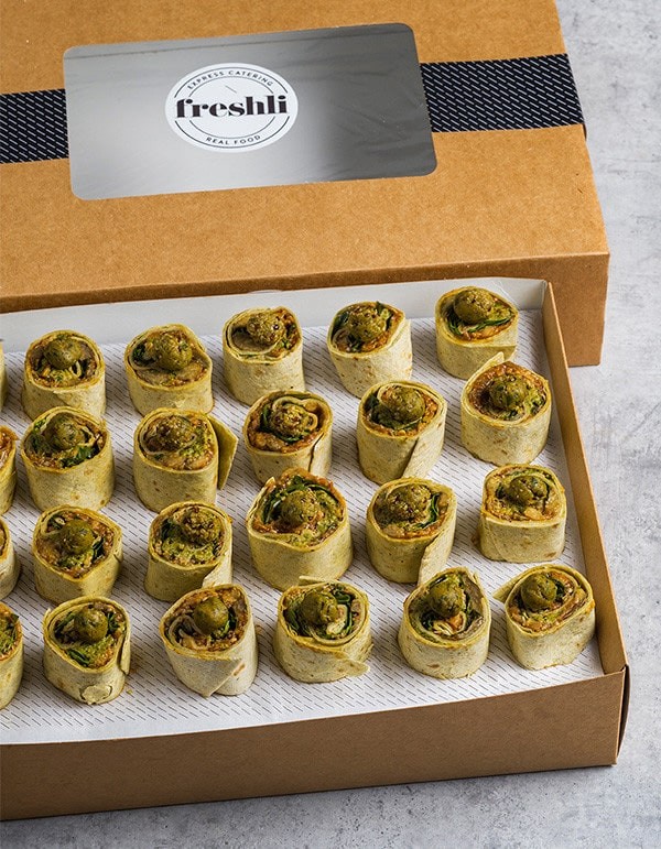 Box de 24 unidades de mini wrap roll de caviar de berenjena, falafel y rúcula  en pan blanco.