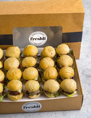 Box de 20 unidades de mini burgers de ternera Rubia Gallega con cebolla caramelizada y pan blanco