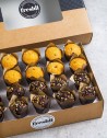 Box de 20 unidades de mini muffins variados: diez muffins de chocolate y diez muffins rellenos de frutos rojos.