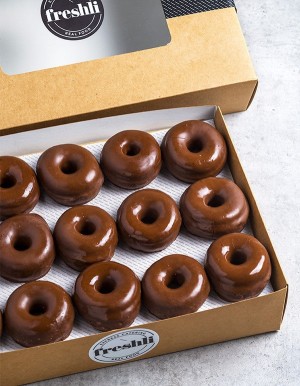 Box de 16 unidades de mini donuts cubiertos con una fina y crujiente capa de chocolate.
