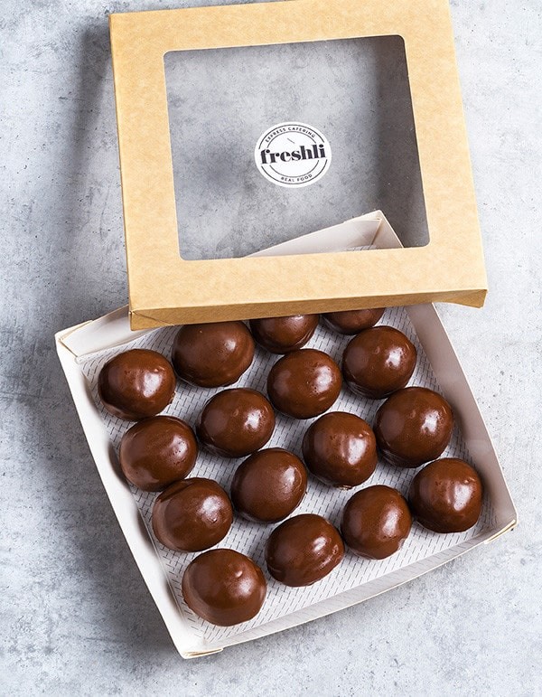 Box de 16 unidades de Pop Dots tiernos y esponjosos cubiertos de una fina y crujiente capa de chocolate.