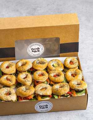 Box de 15 unidades de mini bagels con verduras asadas y hummus de garbanzos