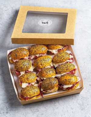 Box de 12 unidades de mini brioches de pan tierno navette con semillas de amapola, con jamón ibérico y queso parmesano