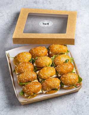Box de 12 unidades de mini brioches hecho con pan tierno navette con semillas de sésamo, sobrasada y queso brie